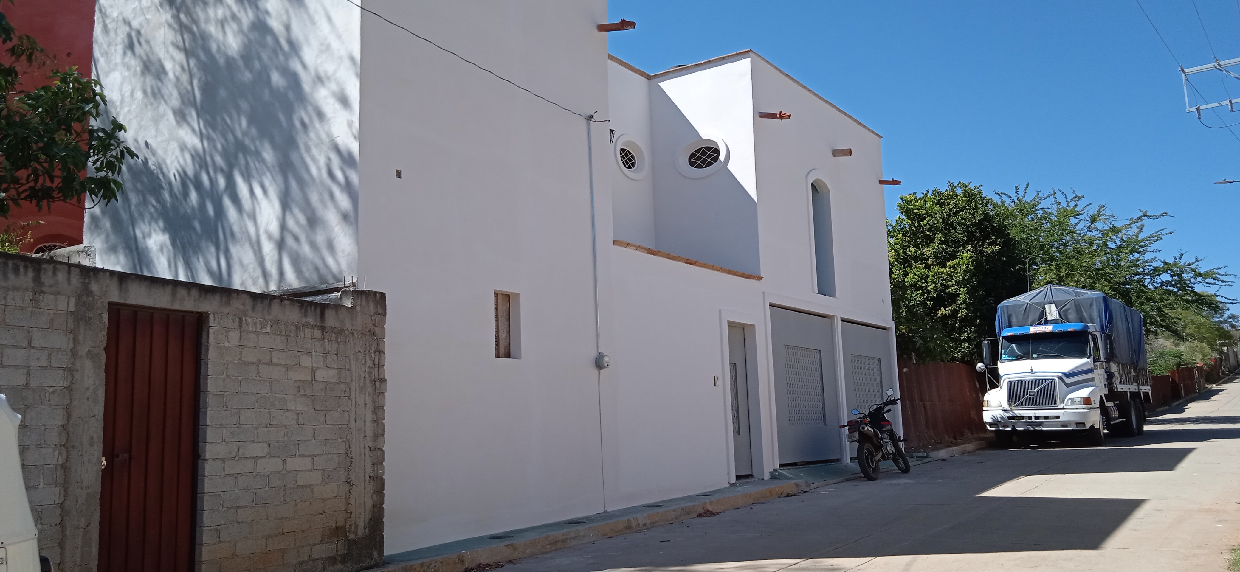 Fachada moderna diseñada por JF Arquitectos