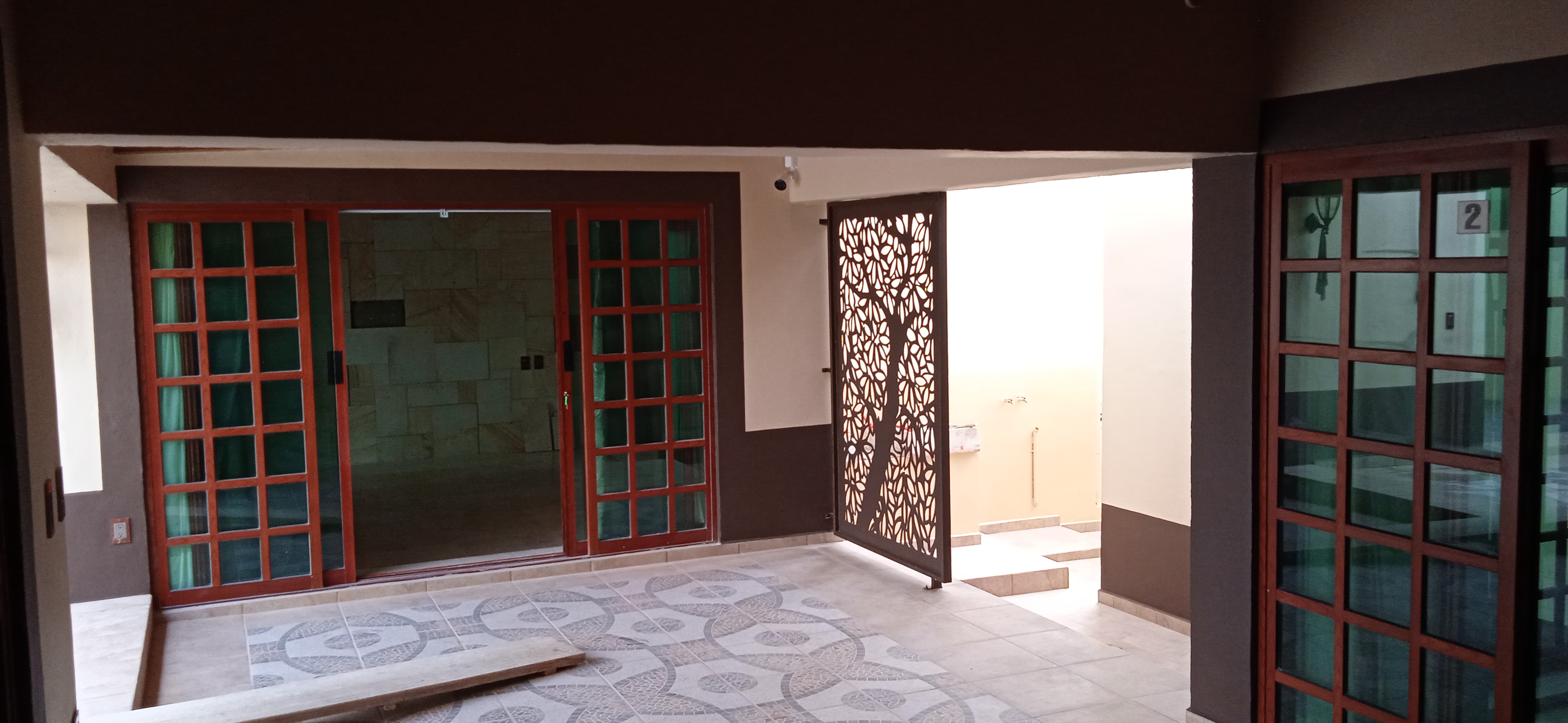 Interior con puertas de vidrio y patio