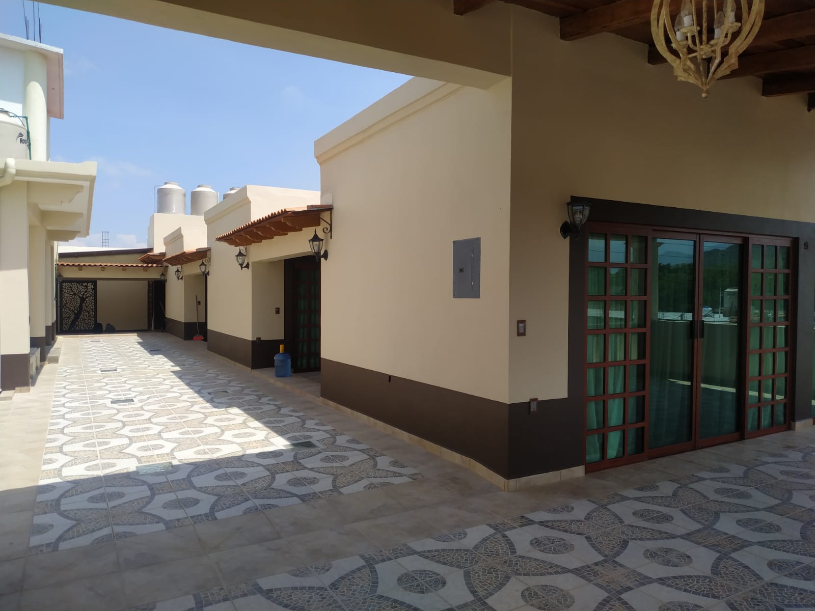 Patio exterior con acabados de lujo
